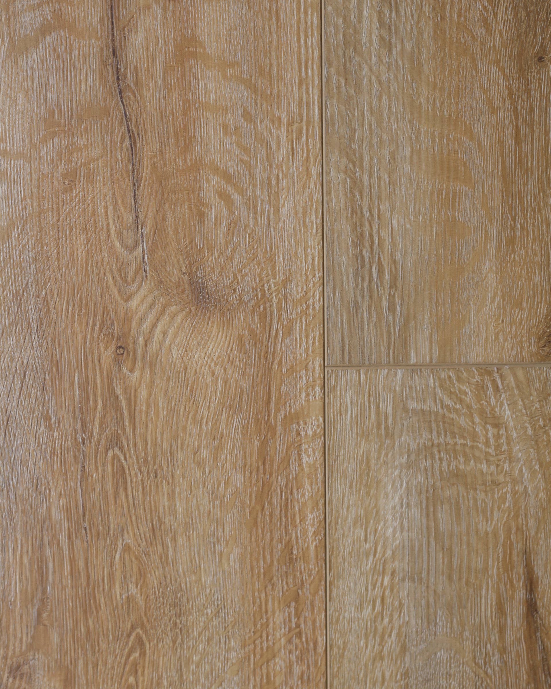 Gros plan sur un bois brun clair aux veinures subtiles, composé de planches verticales