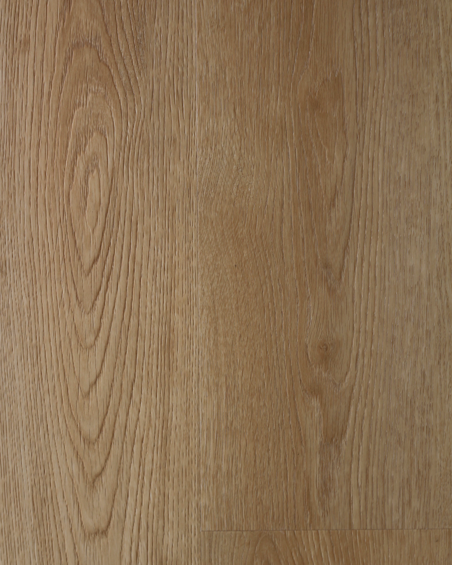 Surface en bois brun clair au veinage vertical