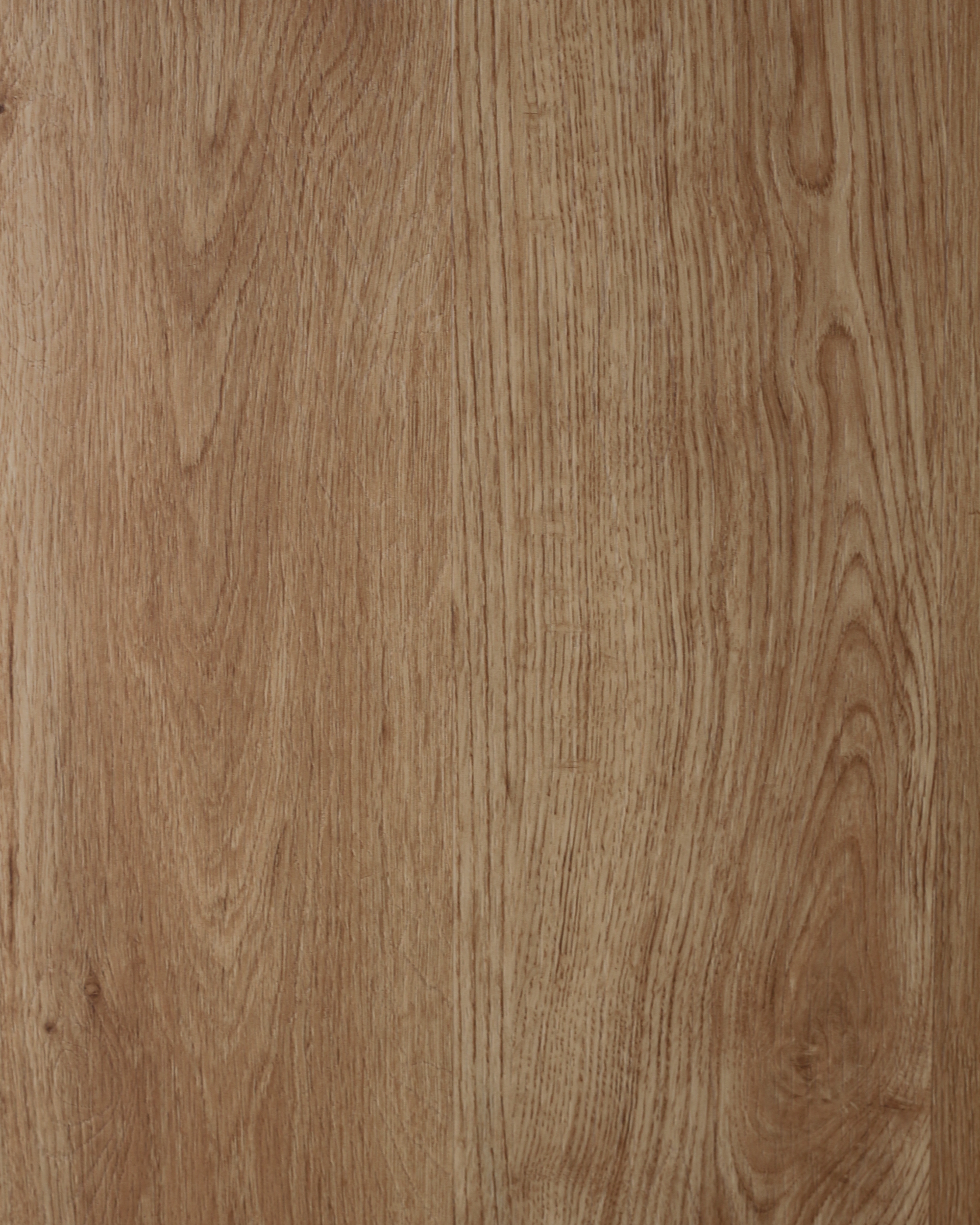 Gros plan d’une surface en bois brun clair aux veines verticales