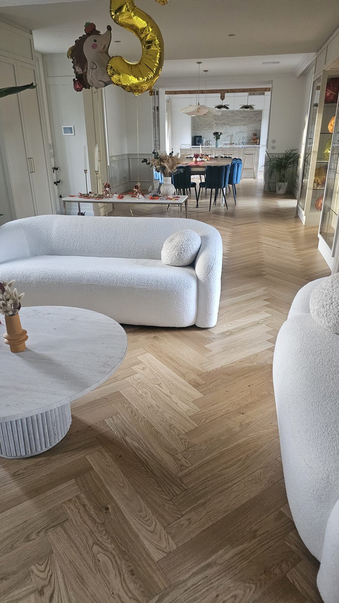 Salon lumineux et moderne avec un canapé blanc
