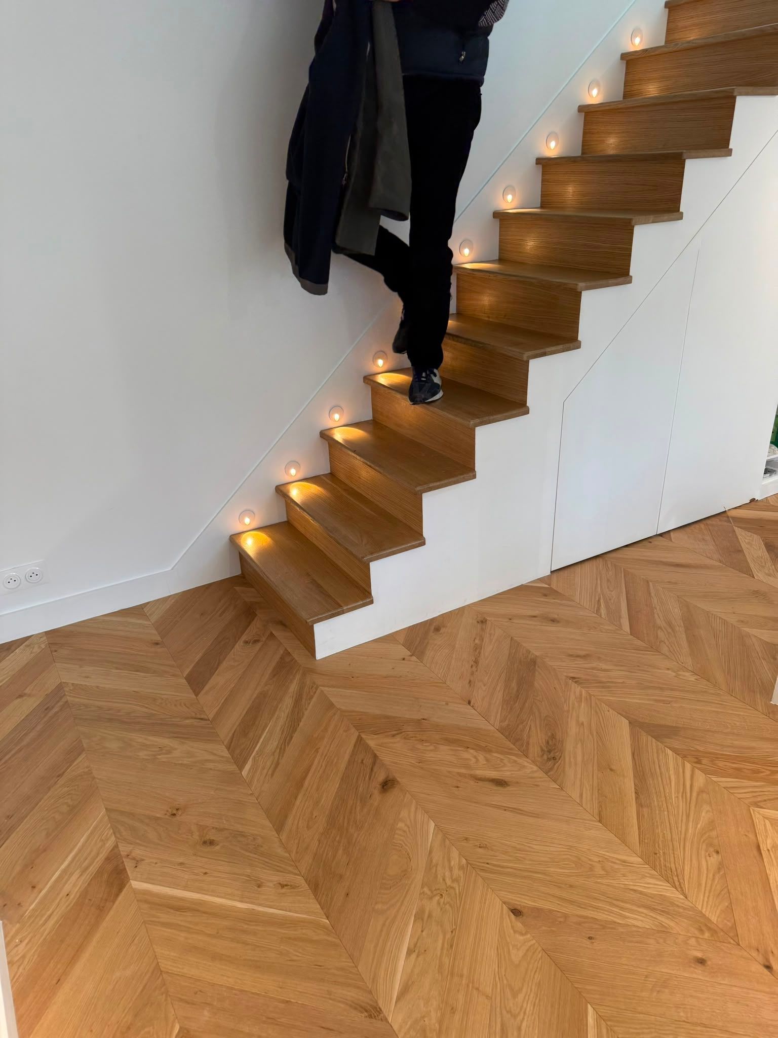 Escalier en bois avec des éclairages chaleureux intégrés aux marches