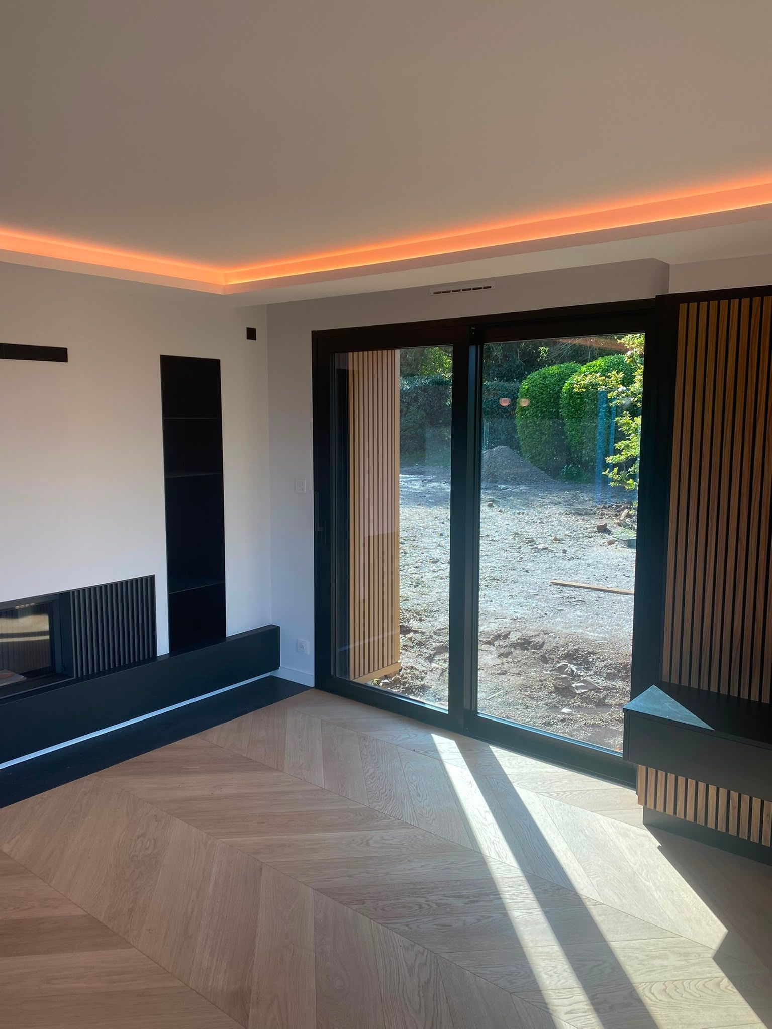 Salon moderne avec parquet à chevrons