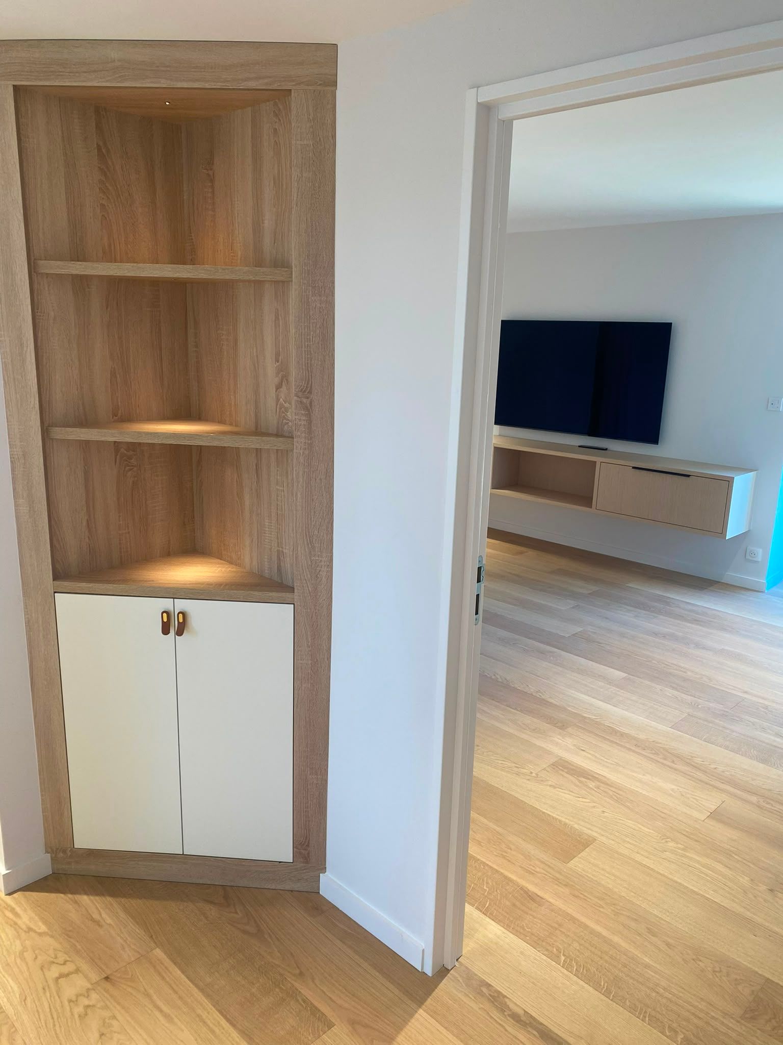 Étagères intégrées en bois avec un meuble fermé