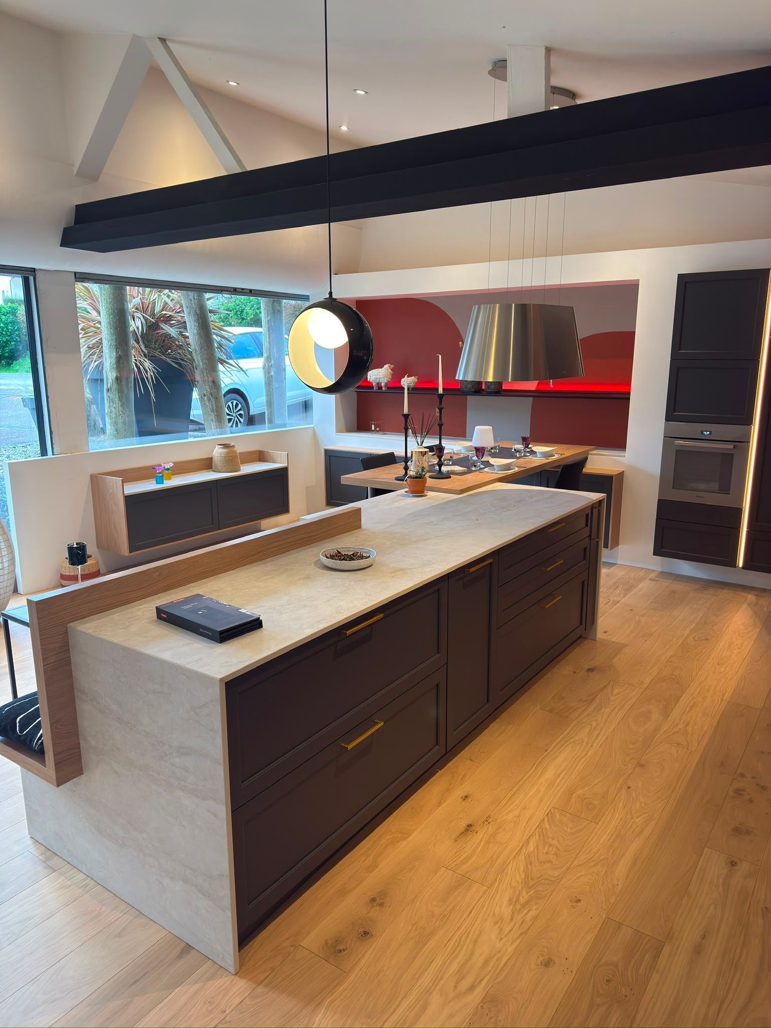 Cuisine moderne avec un grand îlot central, un parquet en bois