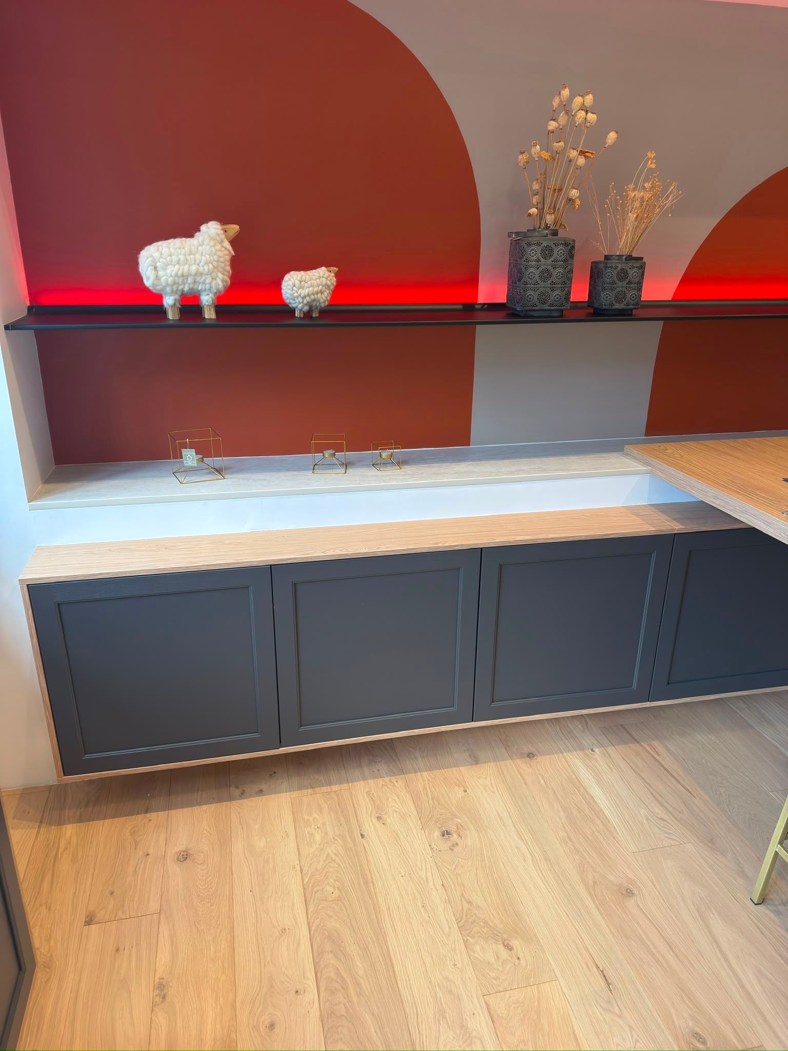 Comptoir de cuisine moderne avec des placards foncés, un plan de travail blanc