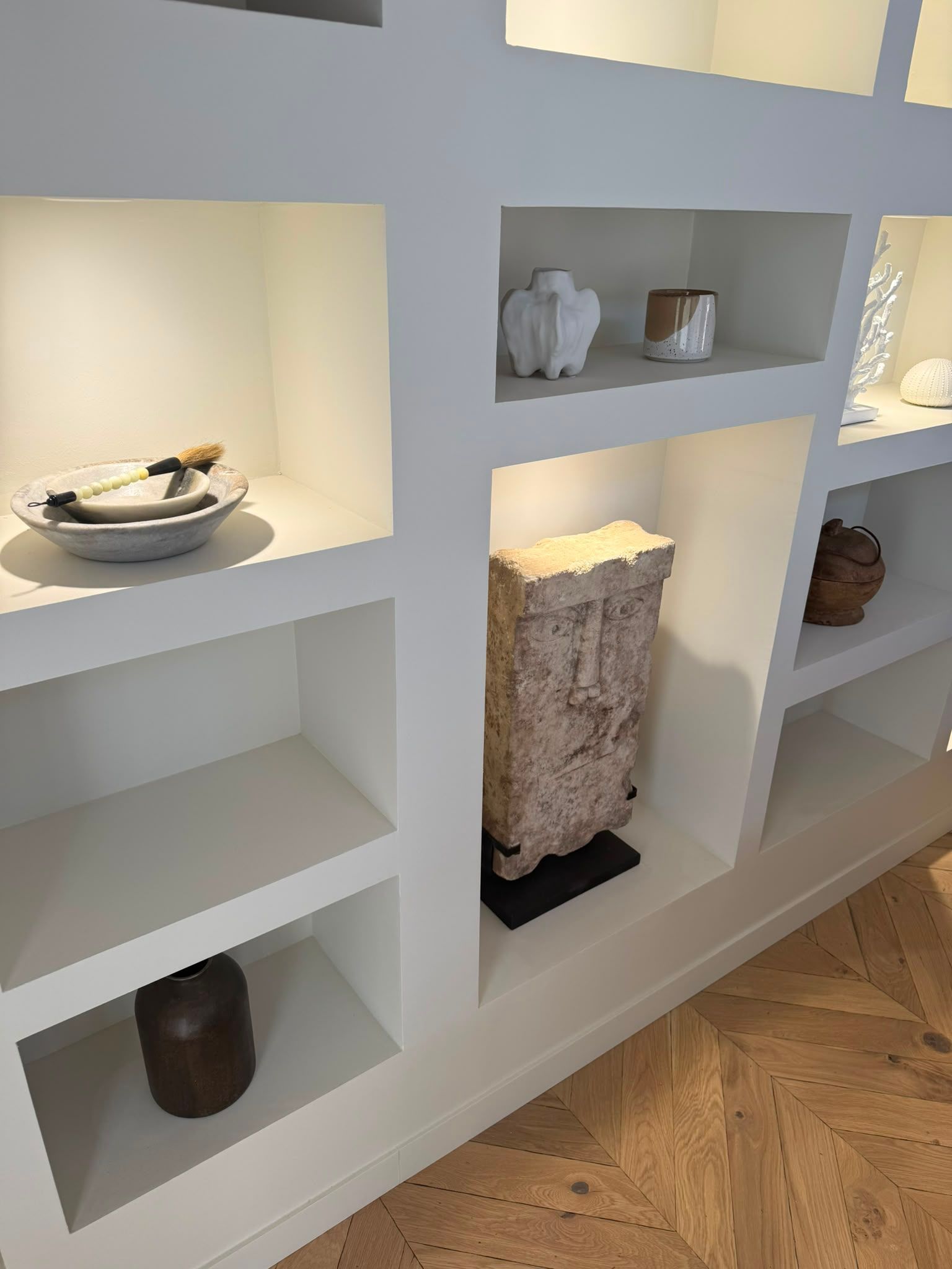 Étagères encastrées blanches ornées de céramiques décoratives