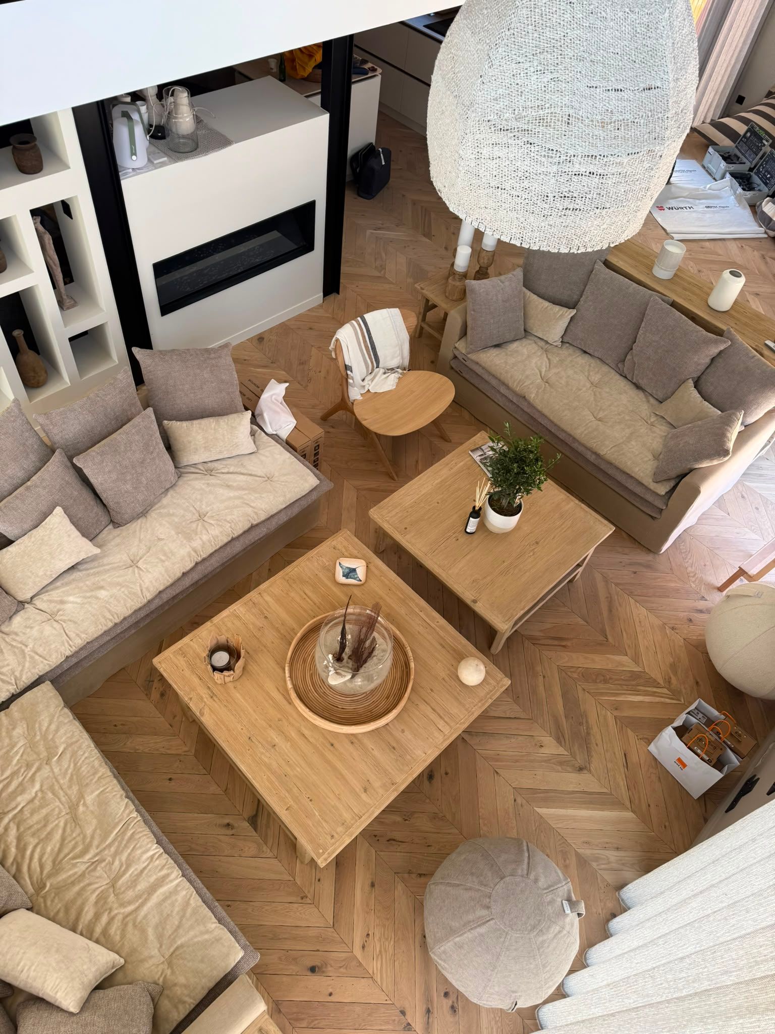 Vue plongeante sur un salon chaleureux avec des canapés beiges