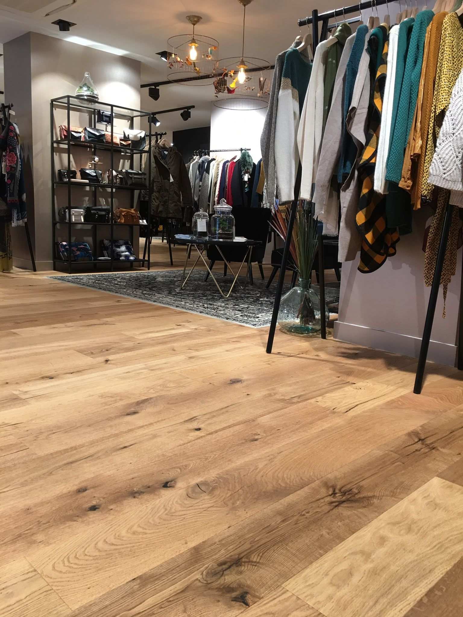 Intérieur d’une boutique de vêtements avec un parquet