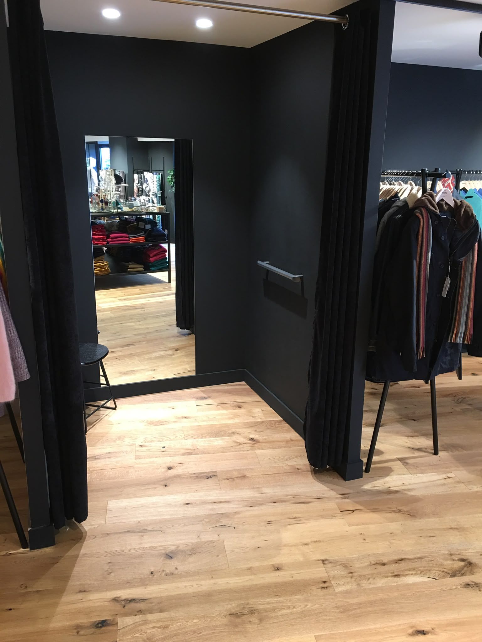 Entrée d’une cabine d’essayage dans un magasin de vêtements