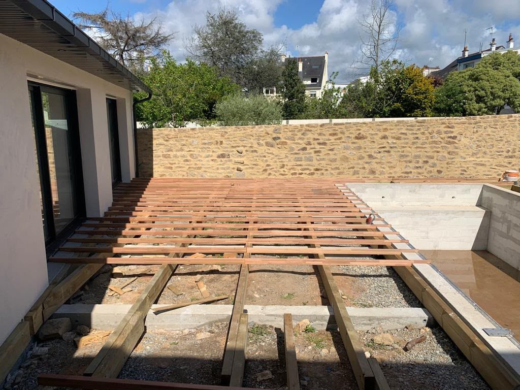 Ossature de terrasse en bois partiellement construite