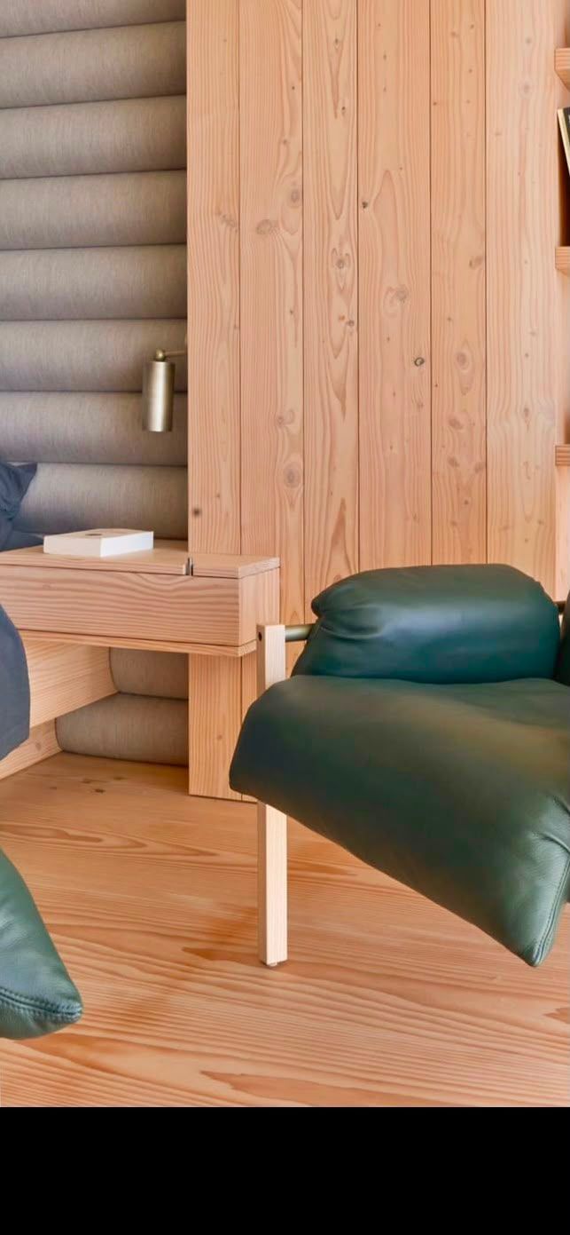 Intérieur moderne en bois avec une chaise verte, un mur lambrissé et un store à lamelles en arrière-plan