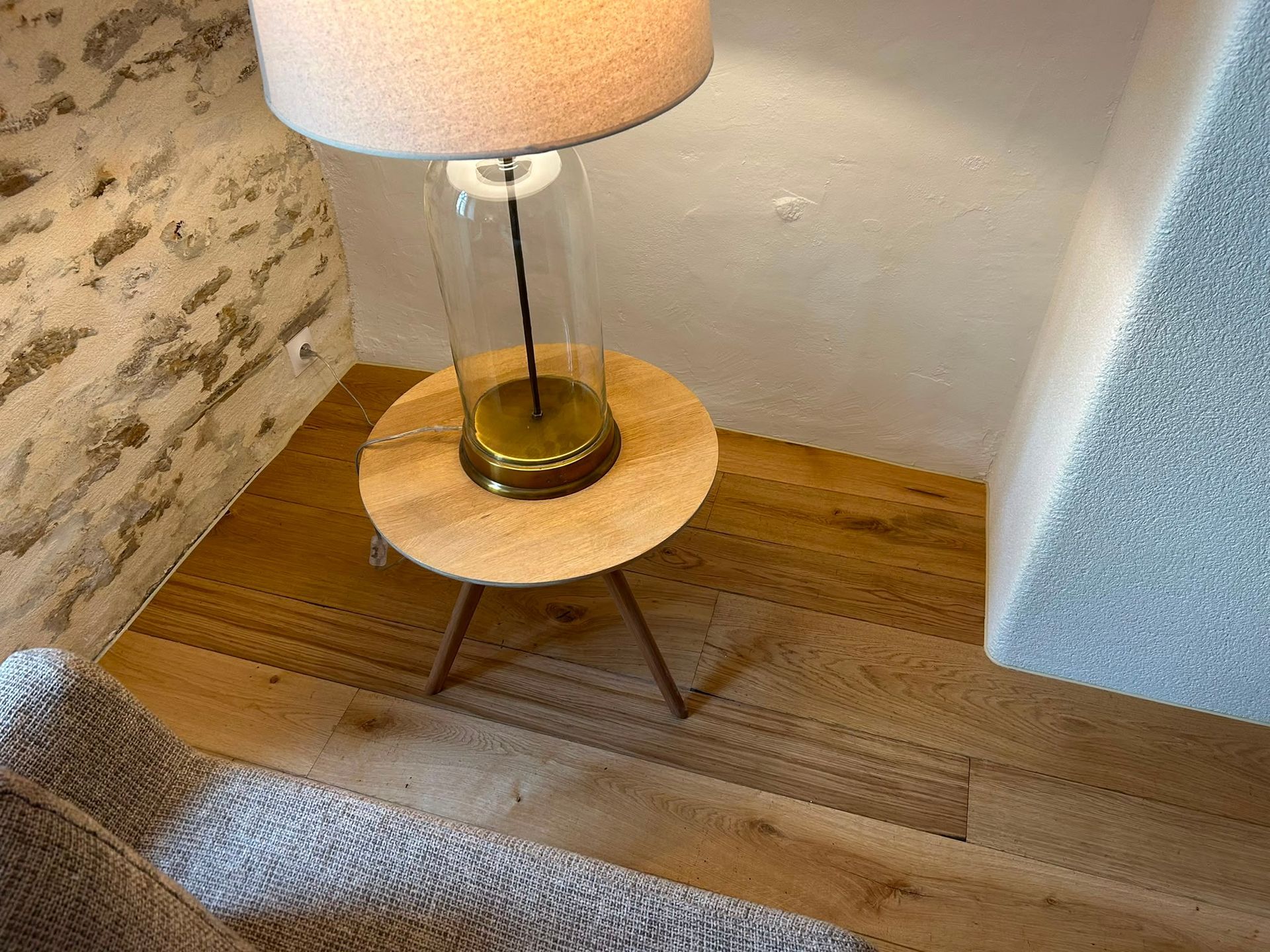 Petite table d’appoint ronde en bois avec une lampe