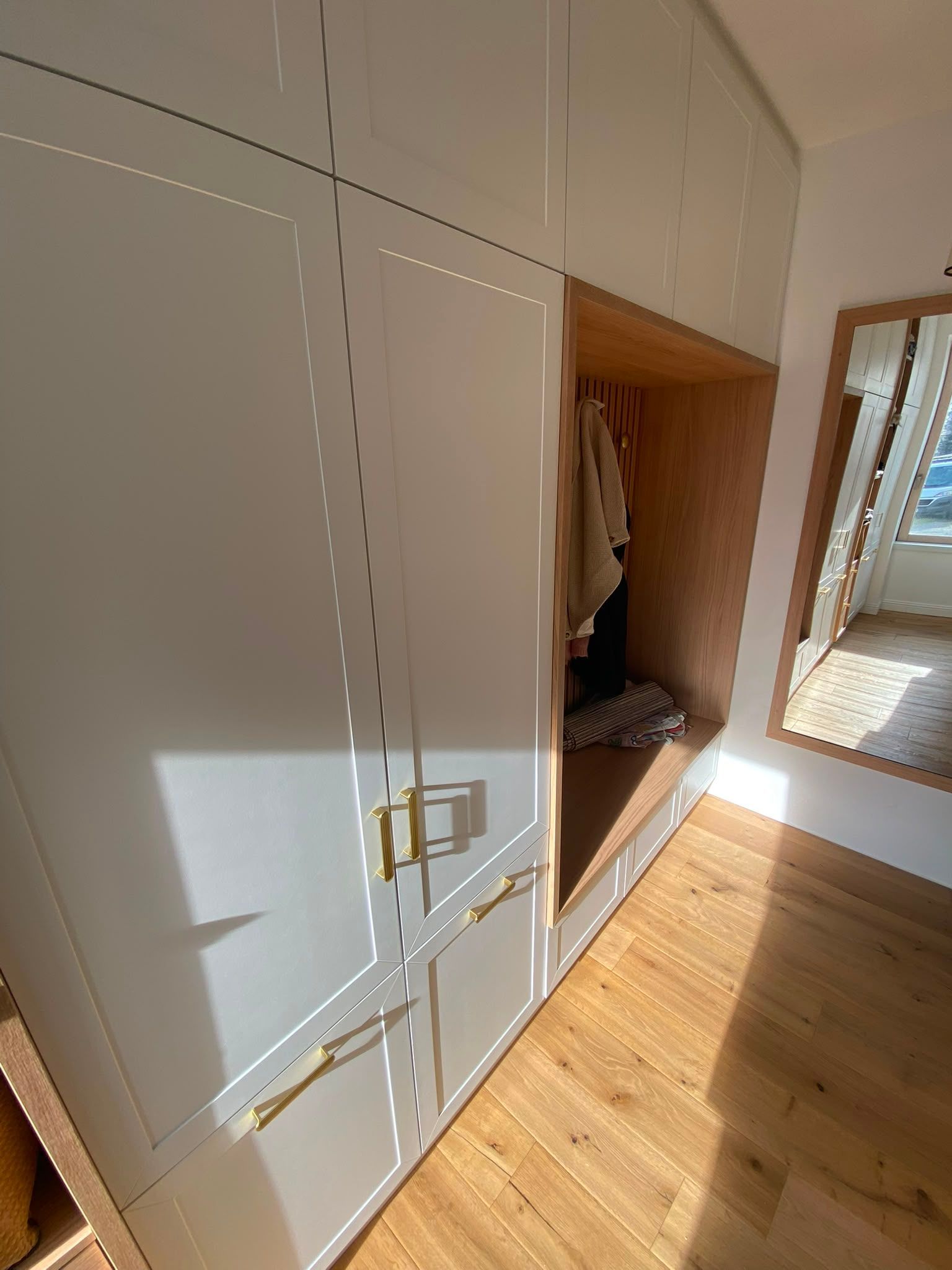 Armoire blanche intégrée avec niche de penderie ouverte