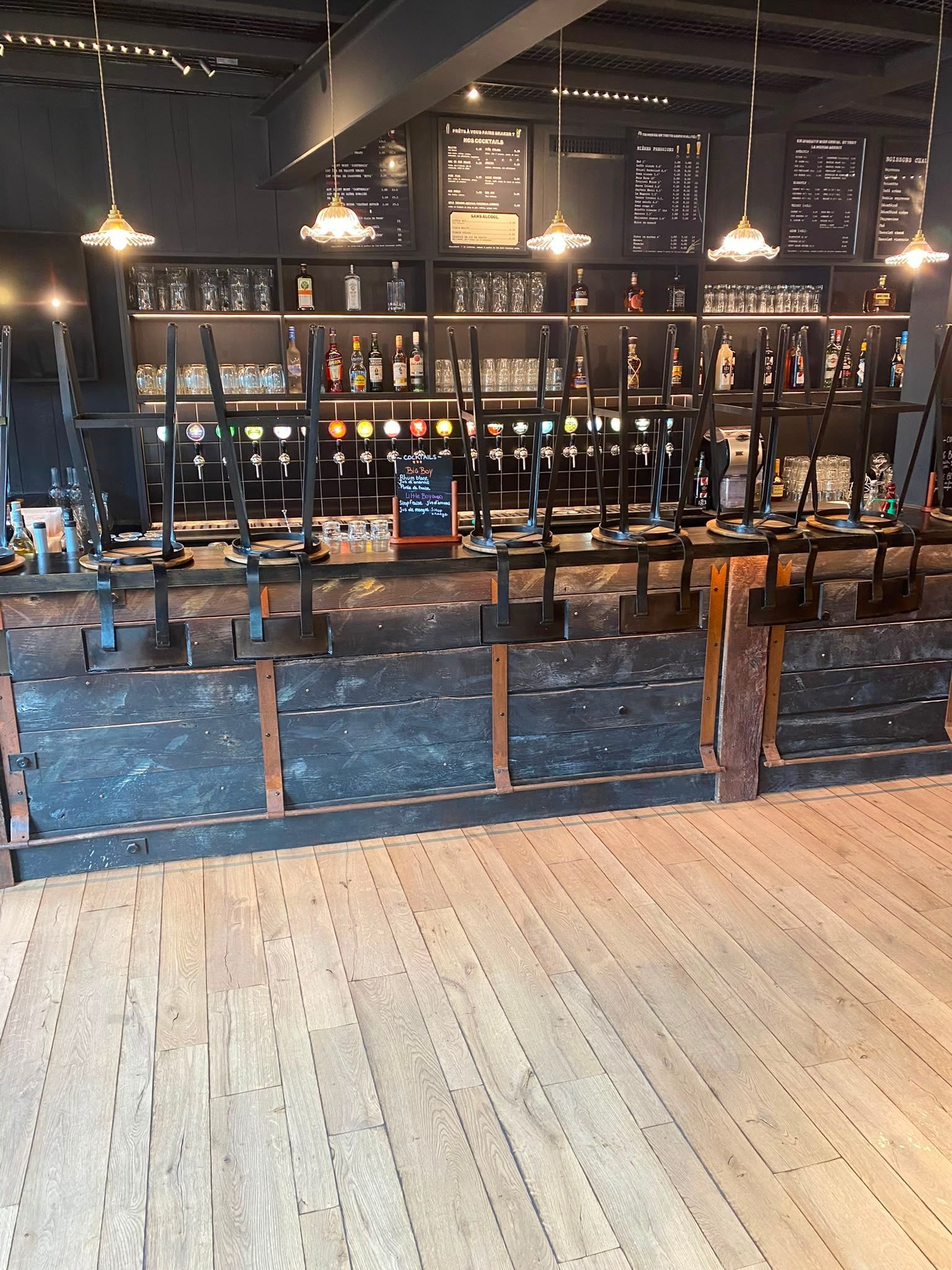 Intérieur de bar faiblement éclairé