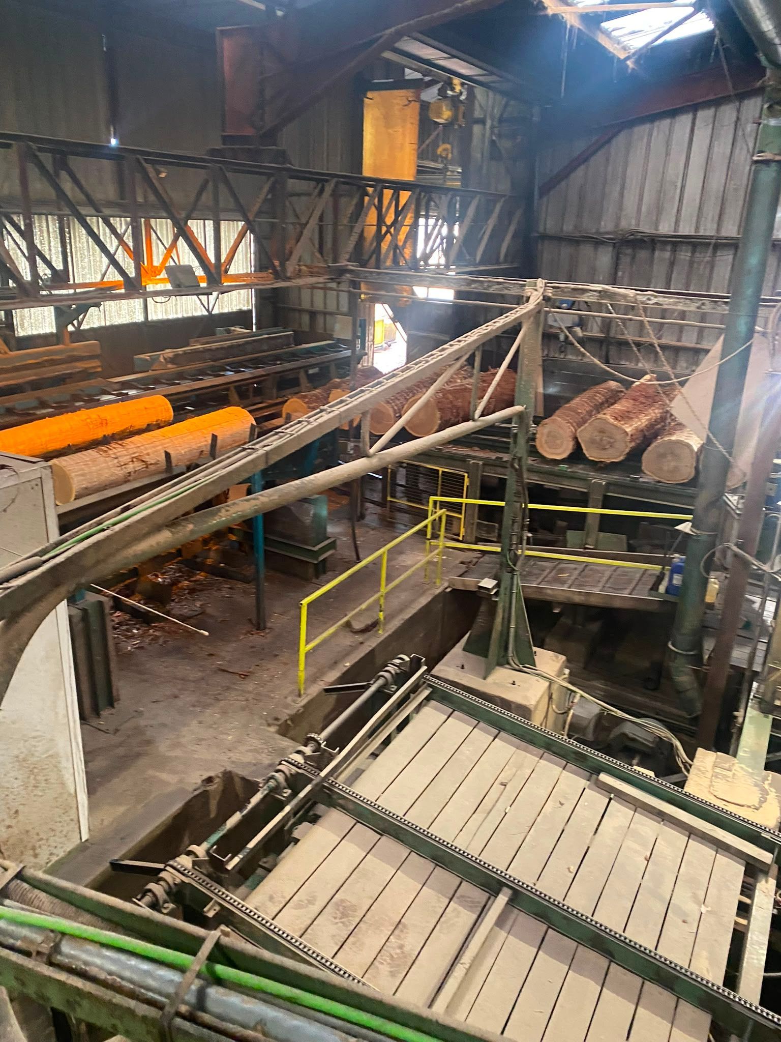 Intérieur industriel avec des tapis roulants