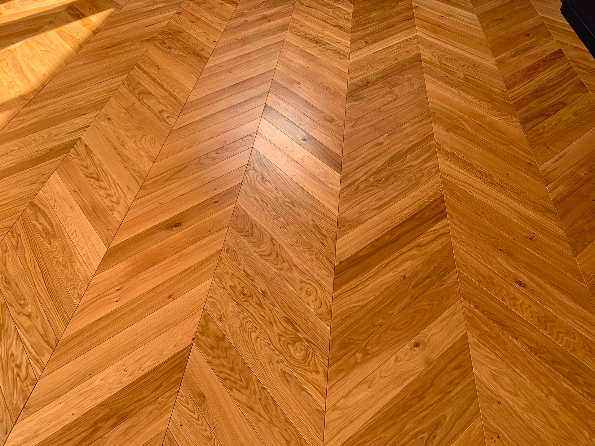 Parquet en bois à chevrons dans des tons bruns chaleureux