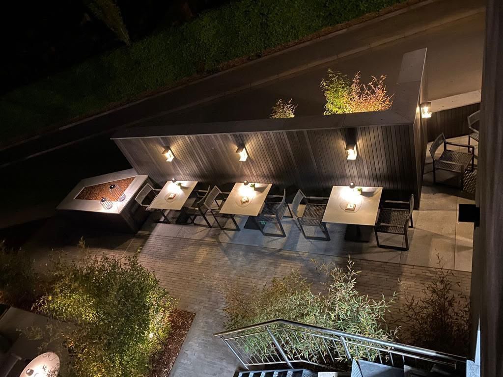 Espace de restauration en terrasse extérieure, la nuit