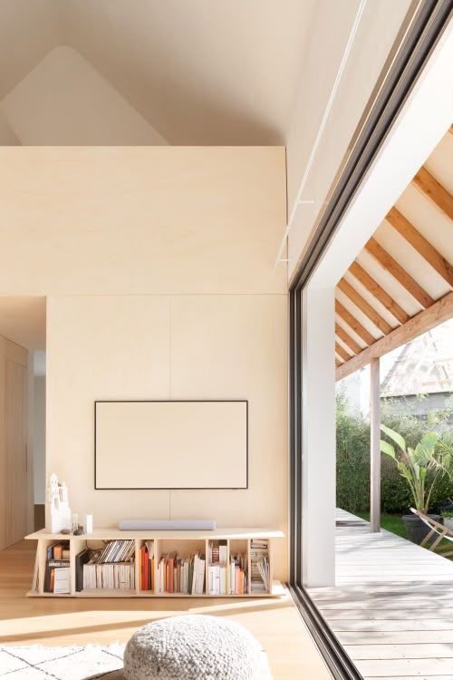 Pièce moderne et minimaliste avec une télévision éteinte, une étagère basse