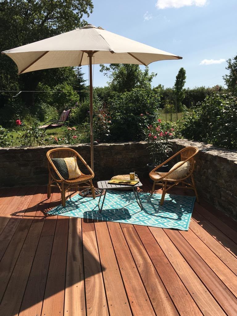 Coin salon sur la terrasse avec deux fauteuils en osier