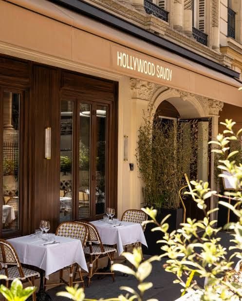 Restaurant en plein air avec des tables recouvertes de nappes blanches