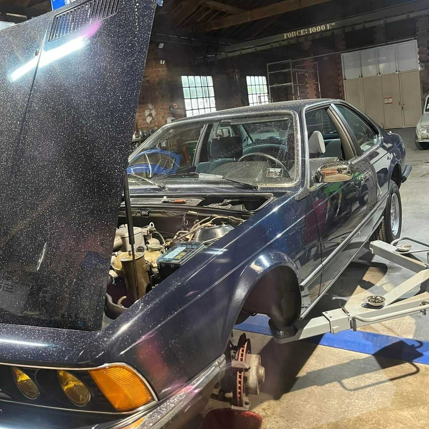 Une voiture bleue au capot ouvert