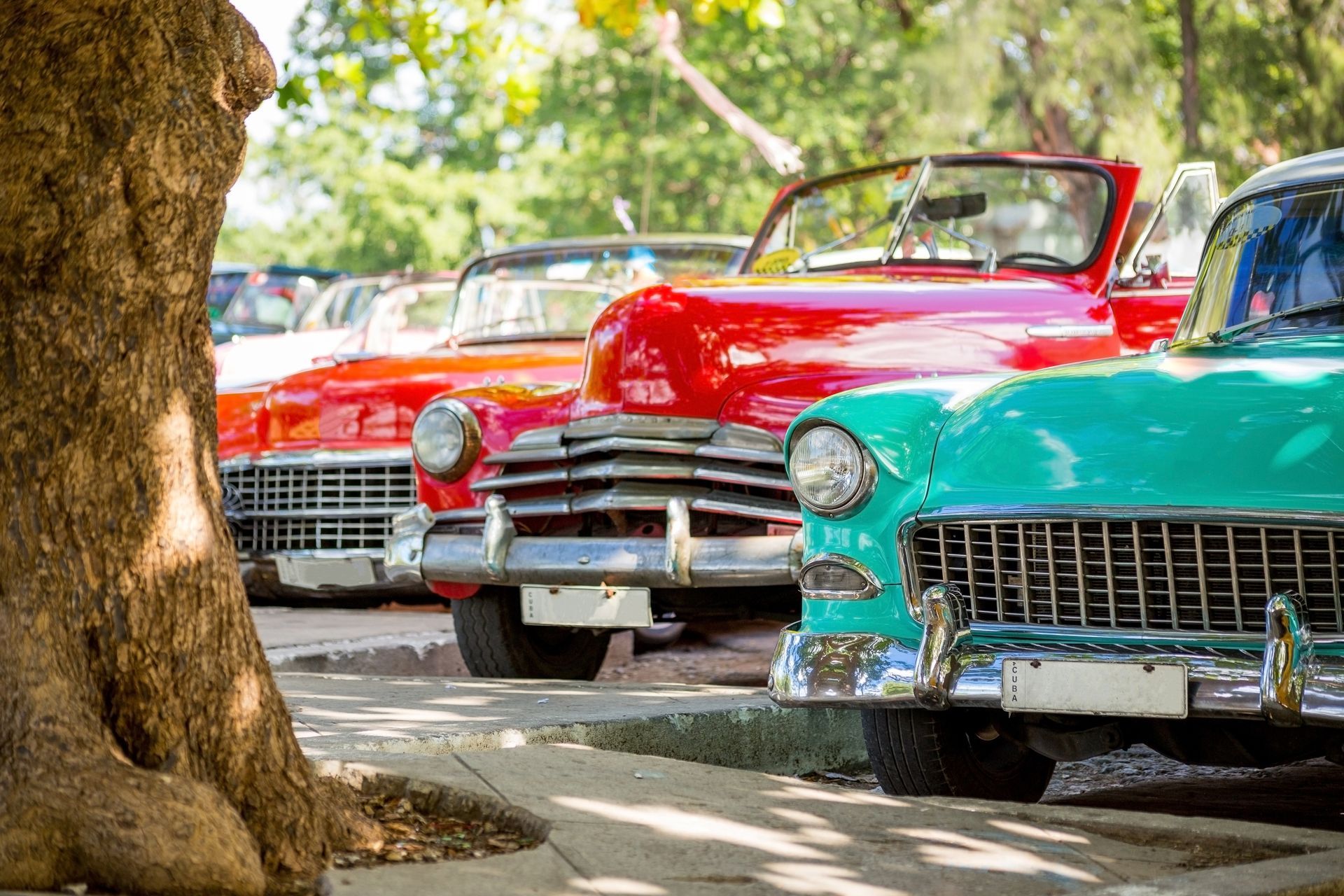 Des voitures anciennes et colorées