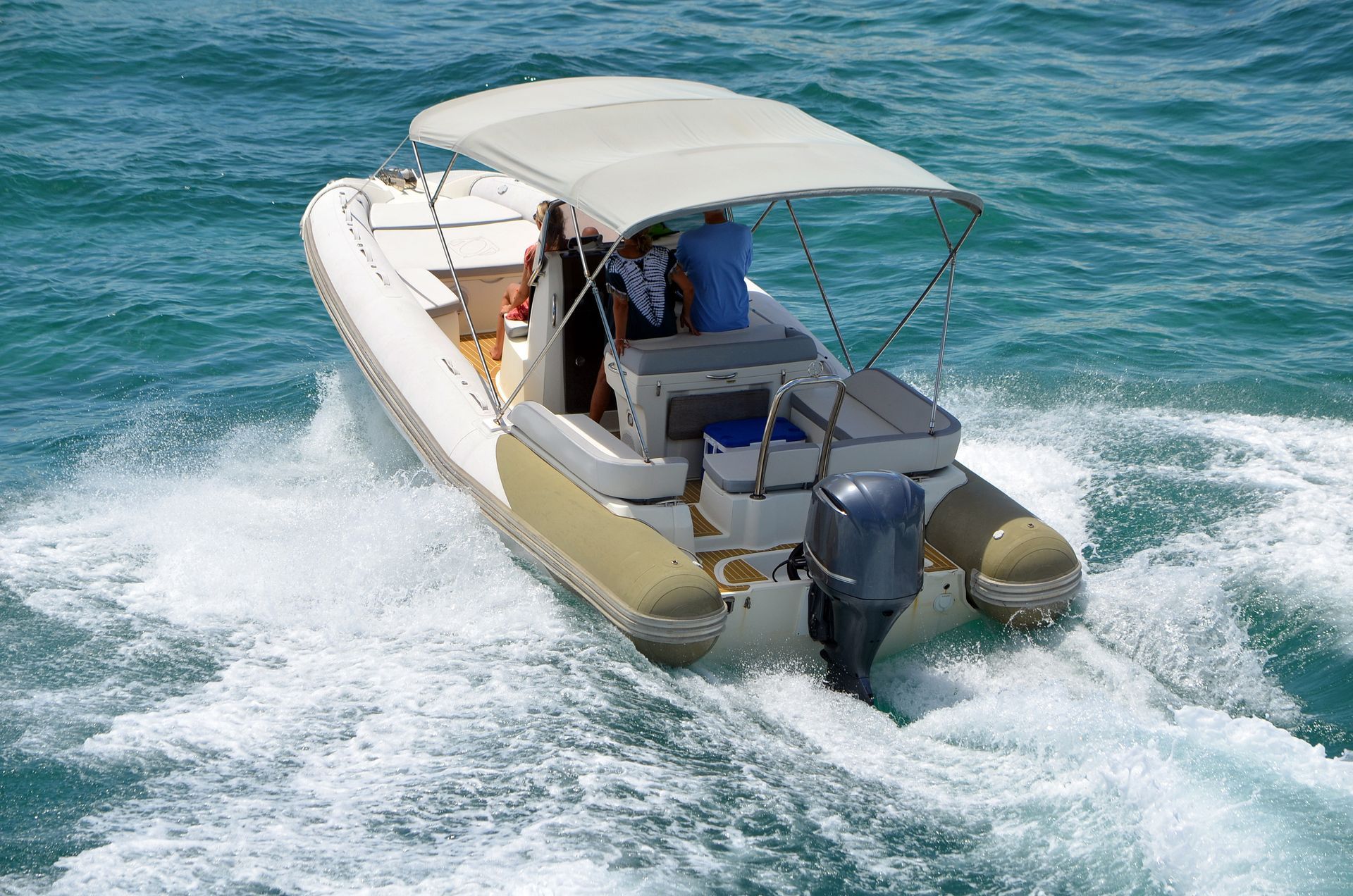 Un petit bateau à moteur