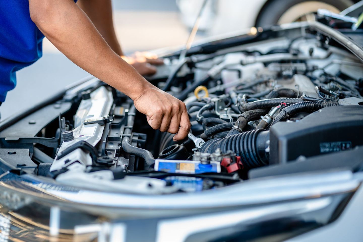 Un mécanicien répare un moteur de voiture