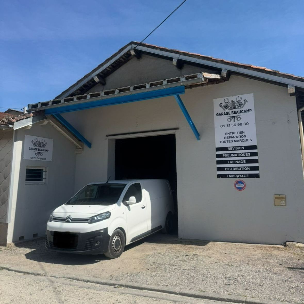 La devanture du garage