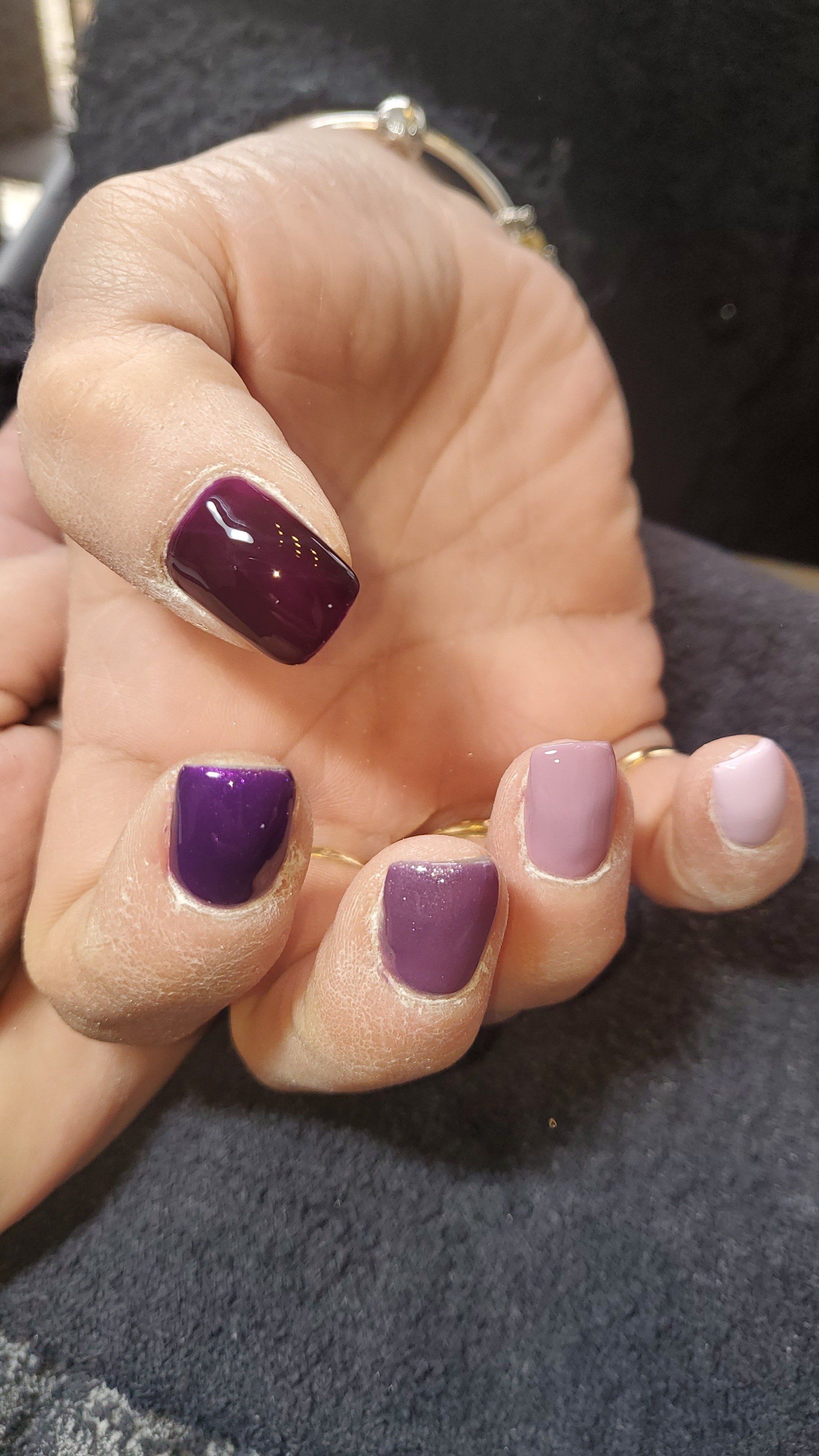 Ongle vernis mauve