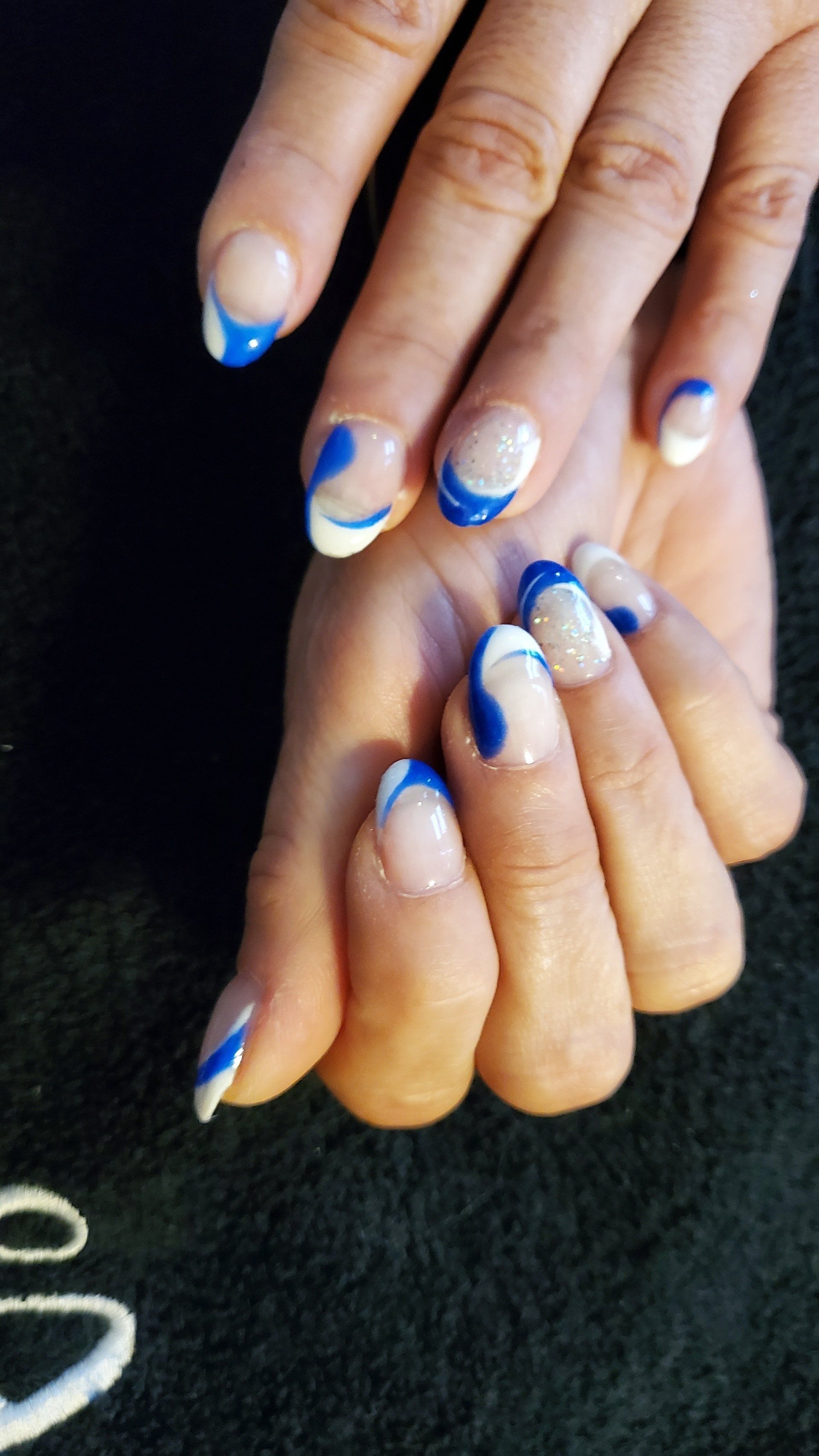 Ongle vernis bleu et blanc
