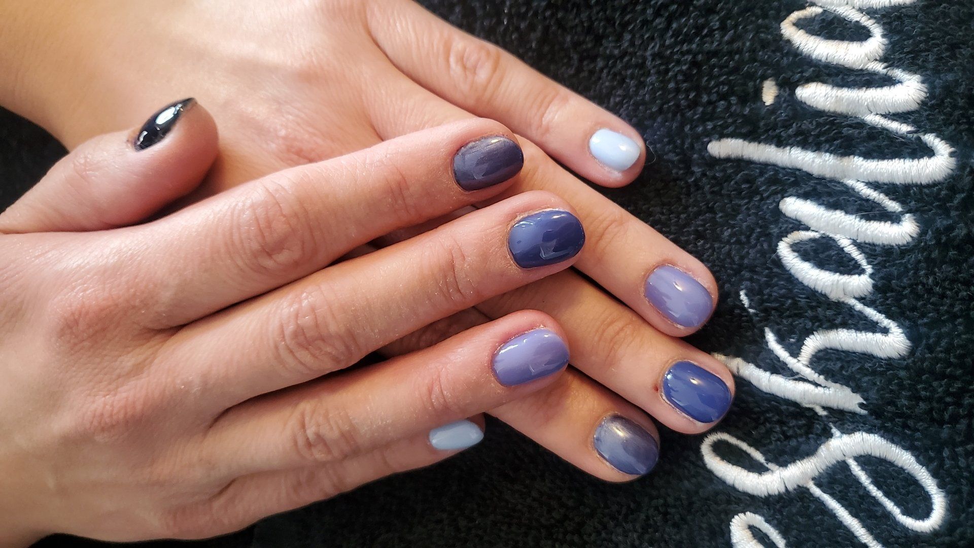 Ongle vernis violet