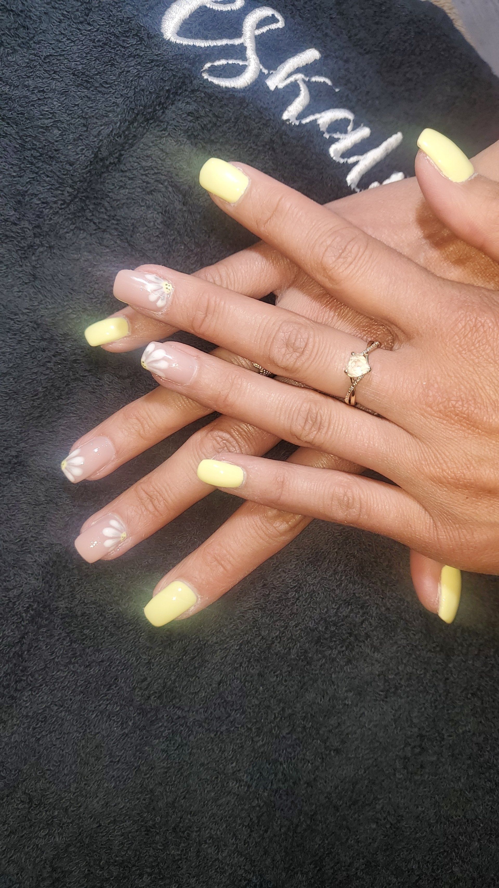 Ongles vernis jaune