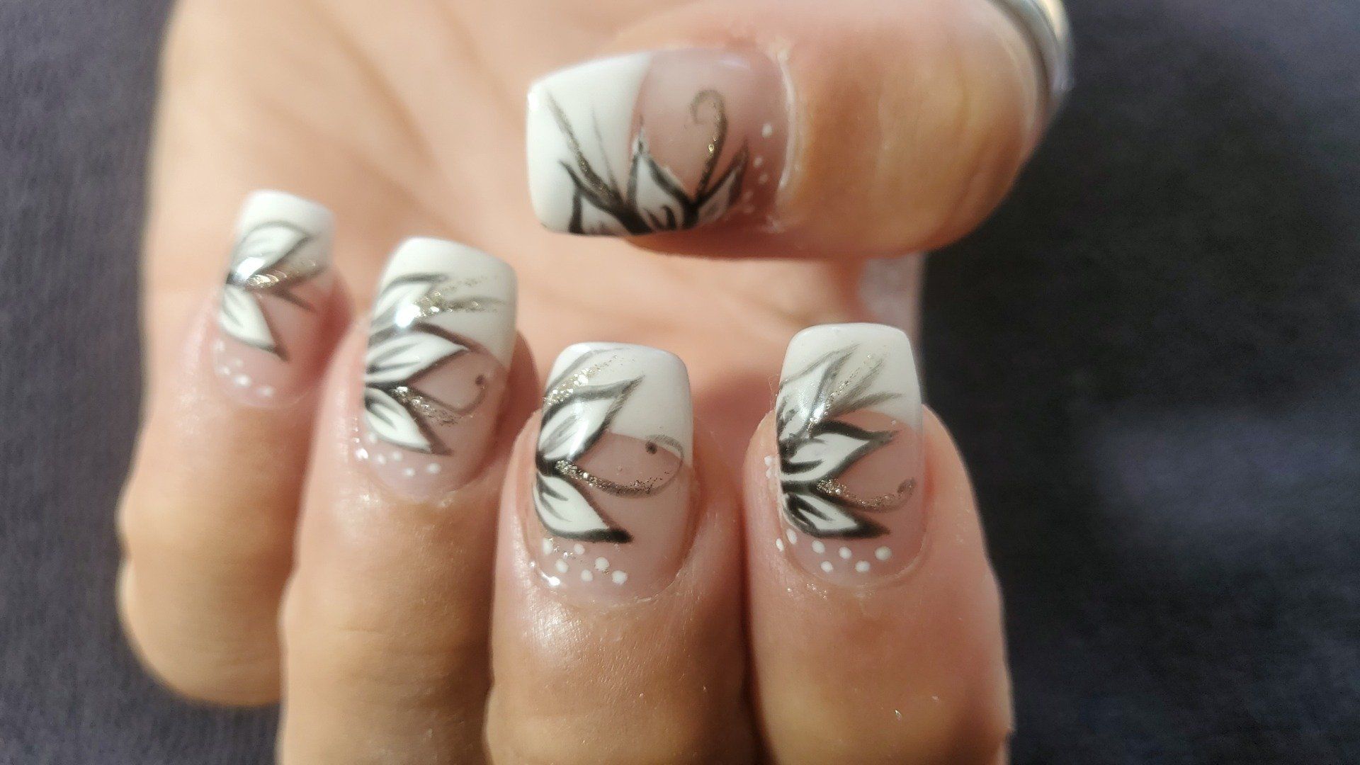 Ongles de main avec décorations blanches
