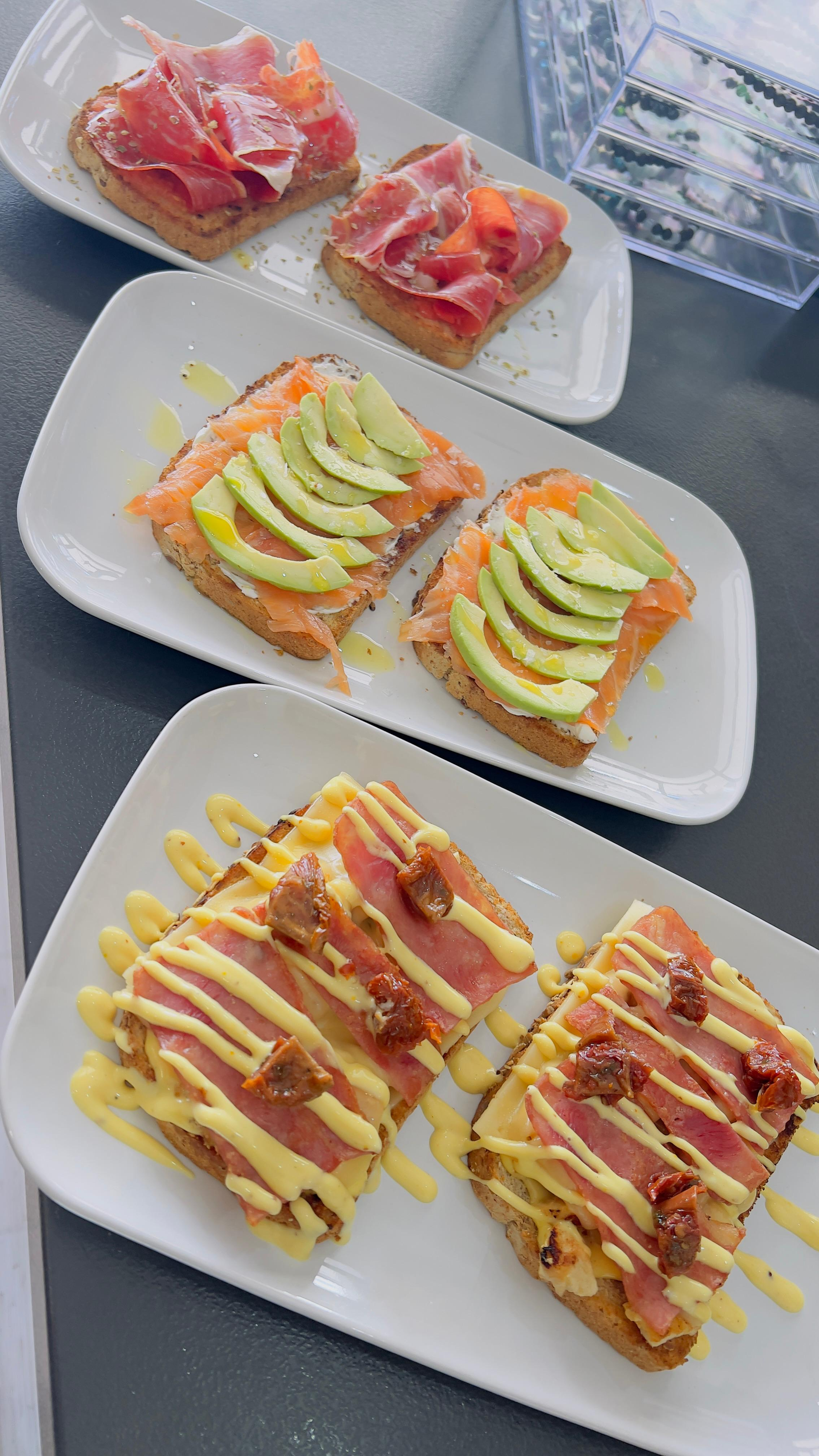 Icono de marcador de posición gris claro con un sol y montañas sobre fondo blanco