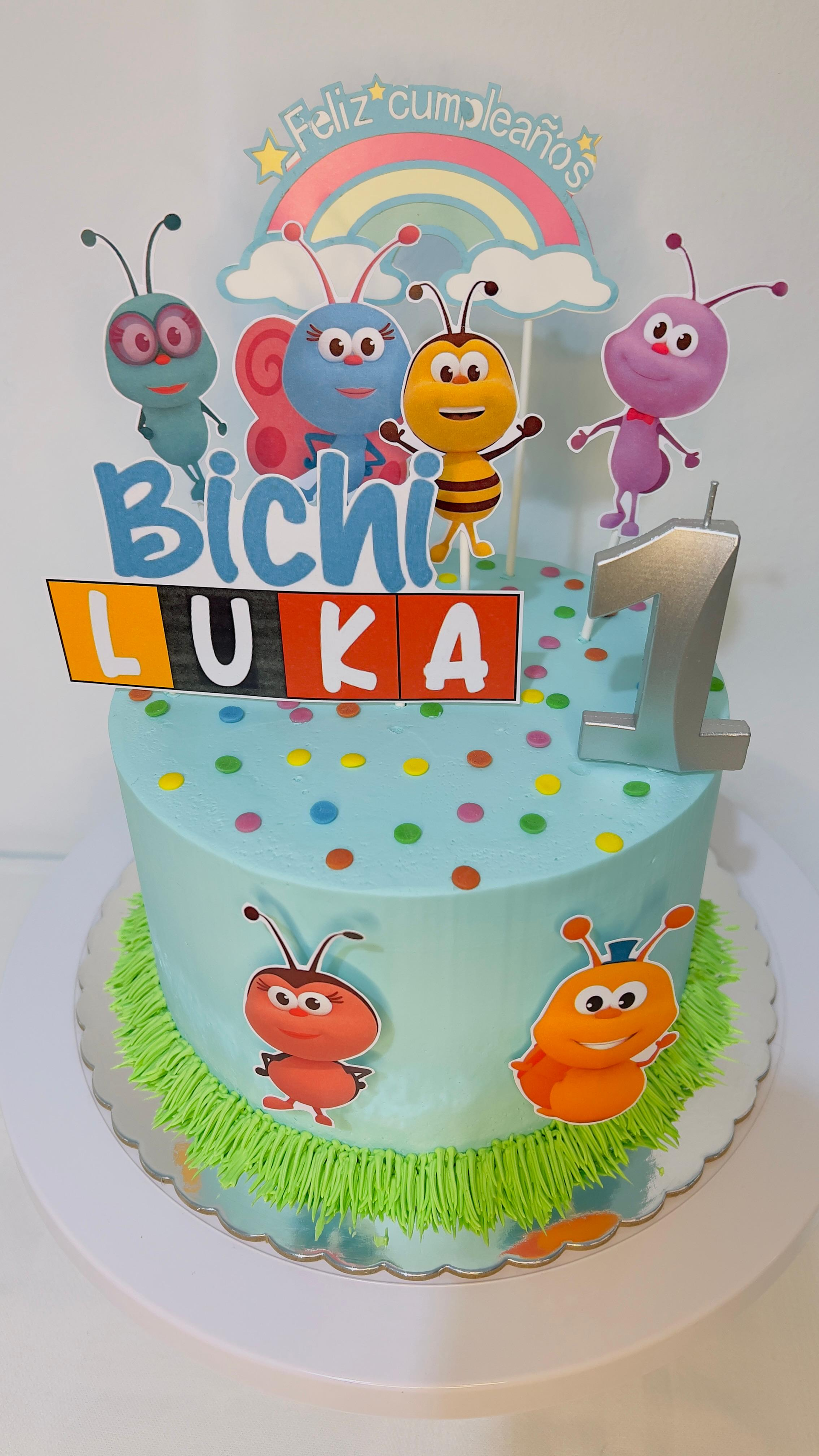 Tarta de cumpleaños colorida “BİÇİK LUKA” con insectos de dibujos animados y un adorno de arcoíris.