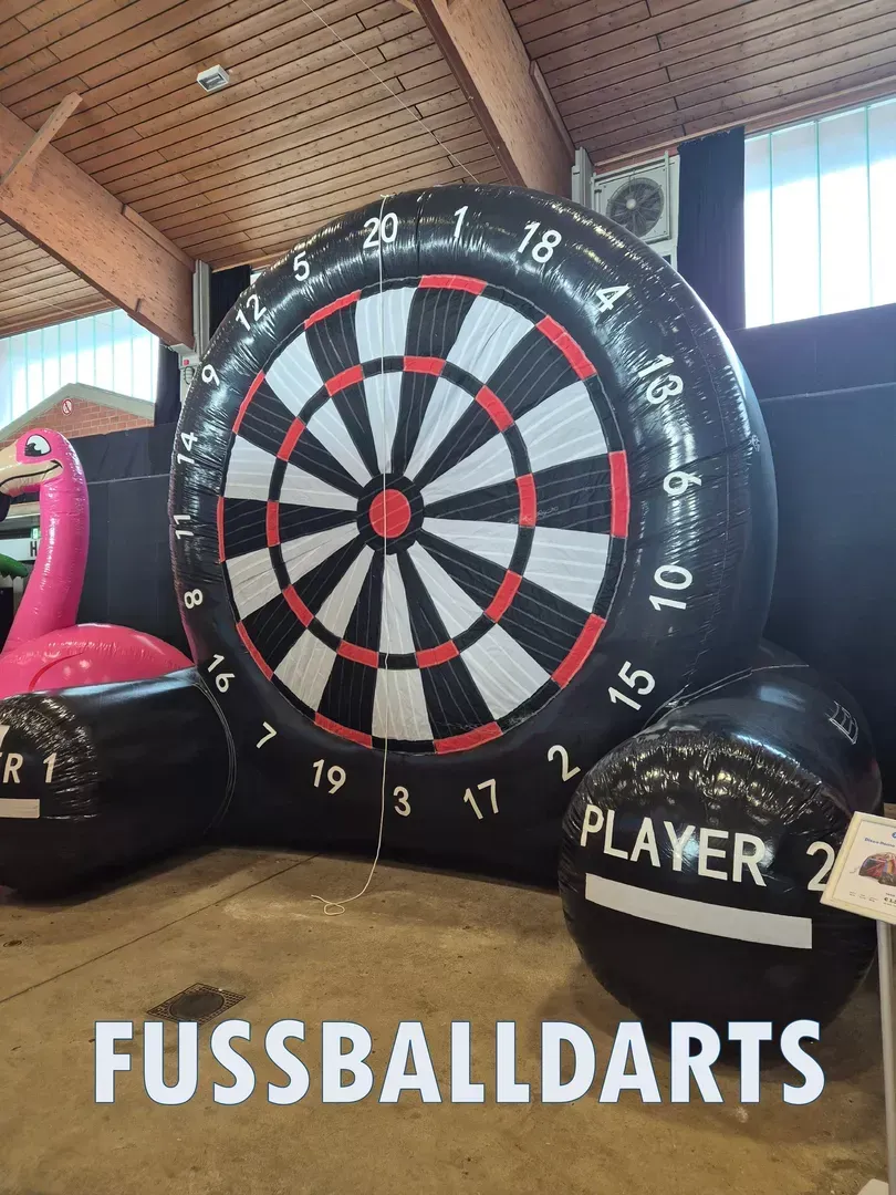 In einem Raum steht eine große aufblasbare Dartscheibe.