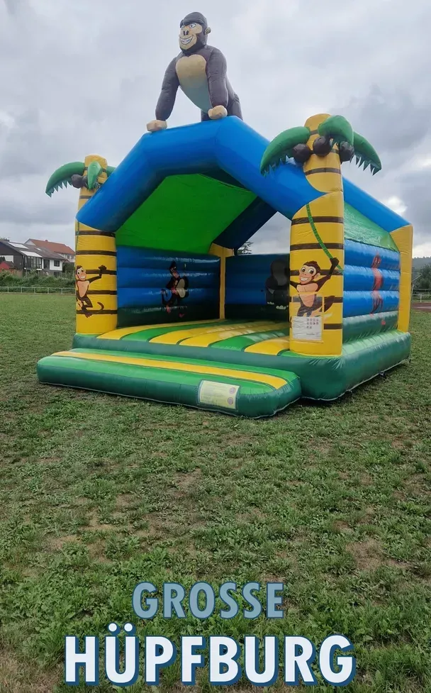 Ein großes aufblasbares Hüpfhaus mit einem Gorilla darauf.