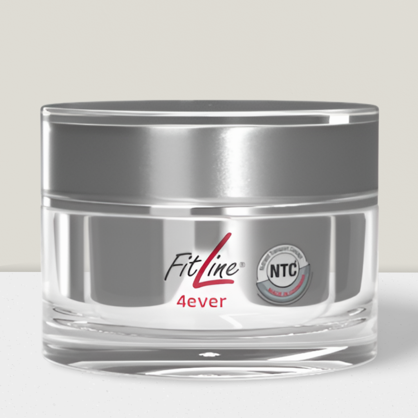 Cremetiegel mit silbernem Deckel, weißer Creme und einem Blattlogo auf einem durchsichtigen Glastiegel.