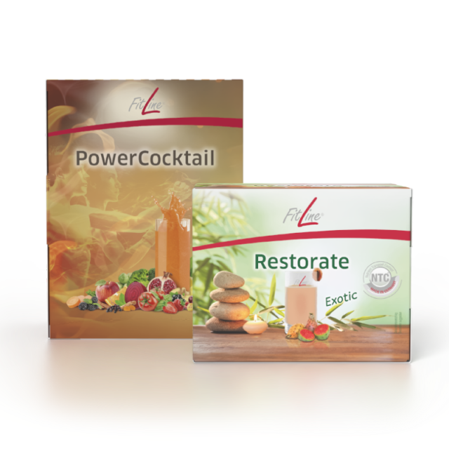 Ein Glas Limonade mit Zitronenscheiben und Minze.