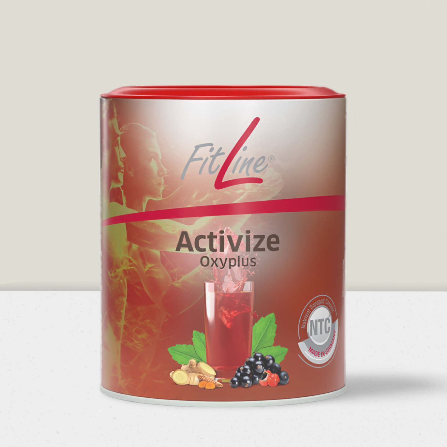 Ein Glas dunkelroter Saft mit schwarzen Johannisbeeren und grünem Blattgemüse.