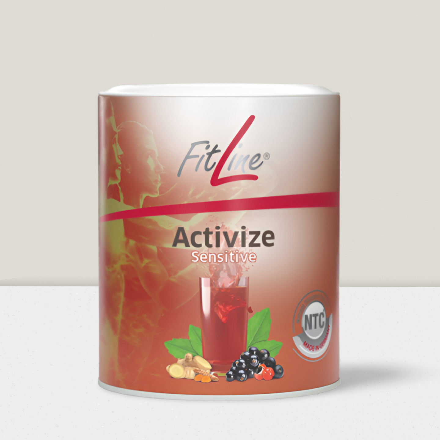 Ein Glas dunkelroter Saft mit schwarzen Johannisbeeren und grünem Blattgemüse.