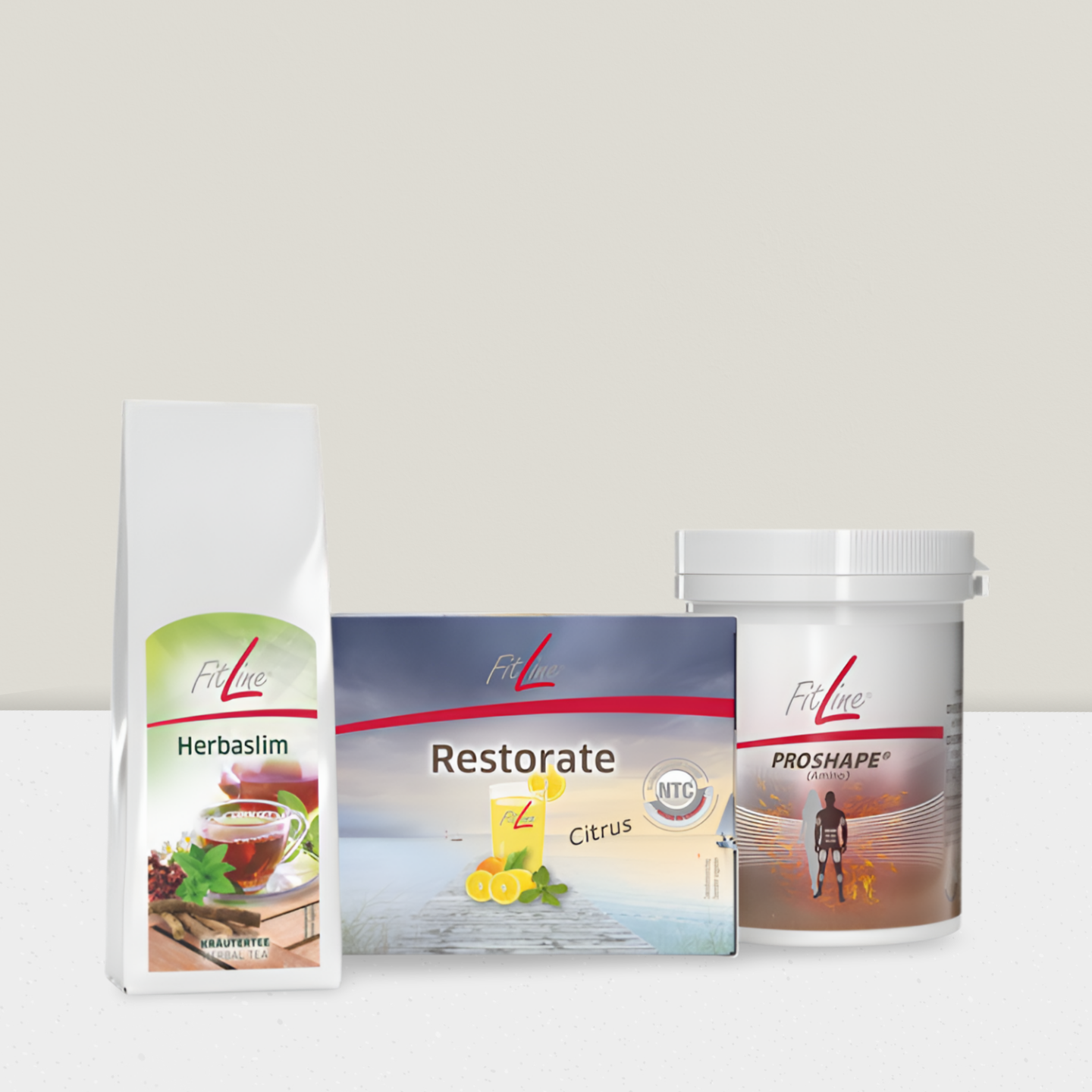 Ein Glas Limonade mit Zitronenscheiben und Minze.