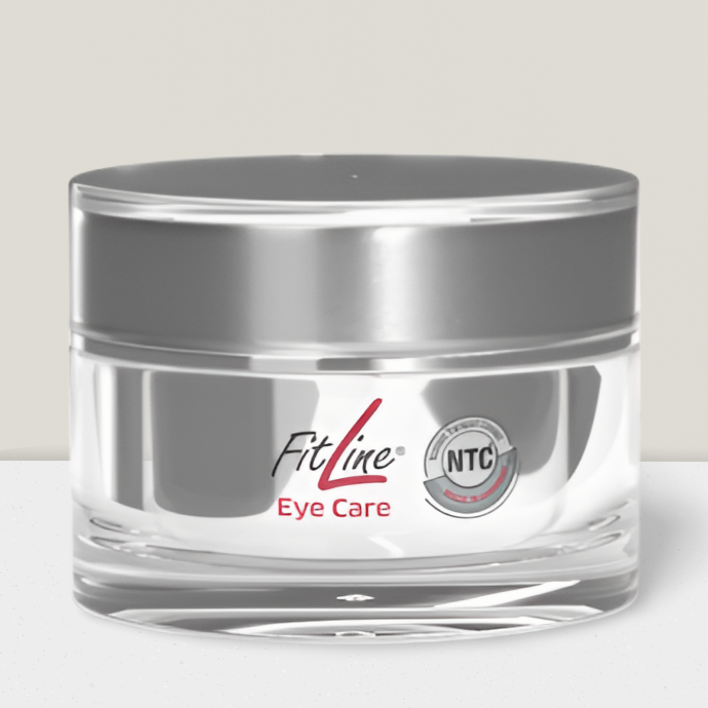 Cremetiegel mit silbernem Deckel, weißer Creme und einem Blattlogo auf einem durchsichtigen Glastiegel.