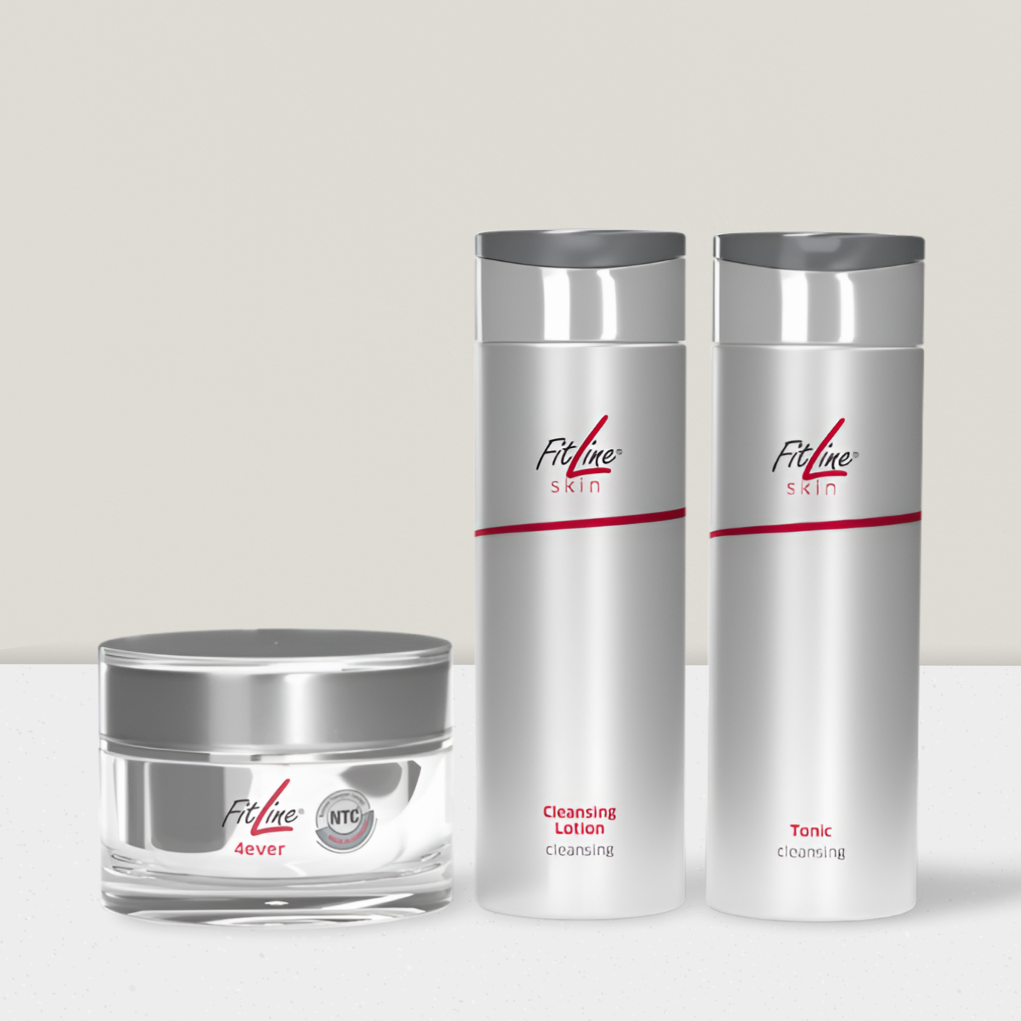 Drei weiße Kosmetikbehälter mit silbernen Deckeln.