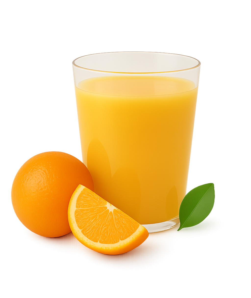 Ein Glas Orangensaft neben einer Orange und einer Orangenscheibe, dazu ein grünes Blatt.