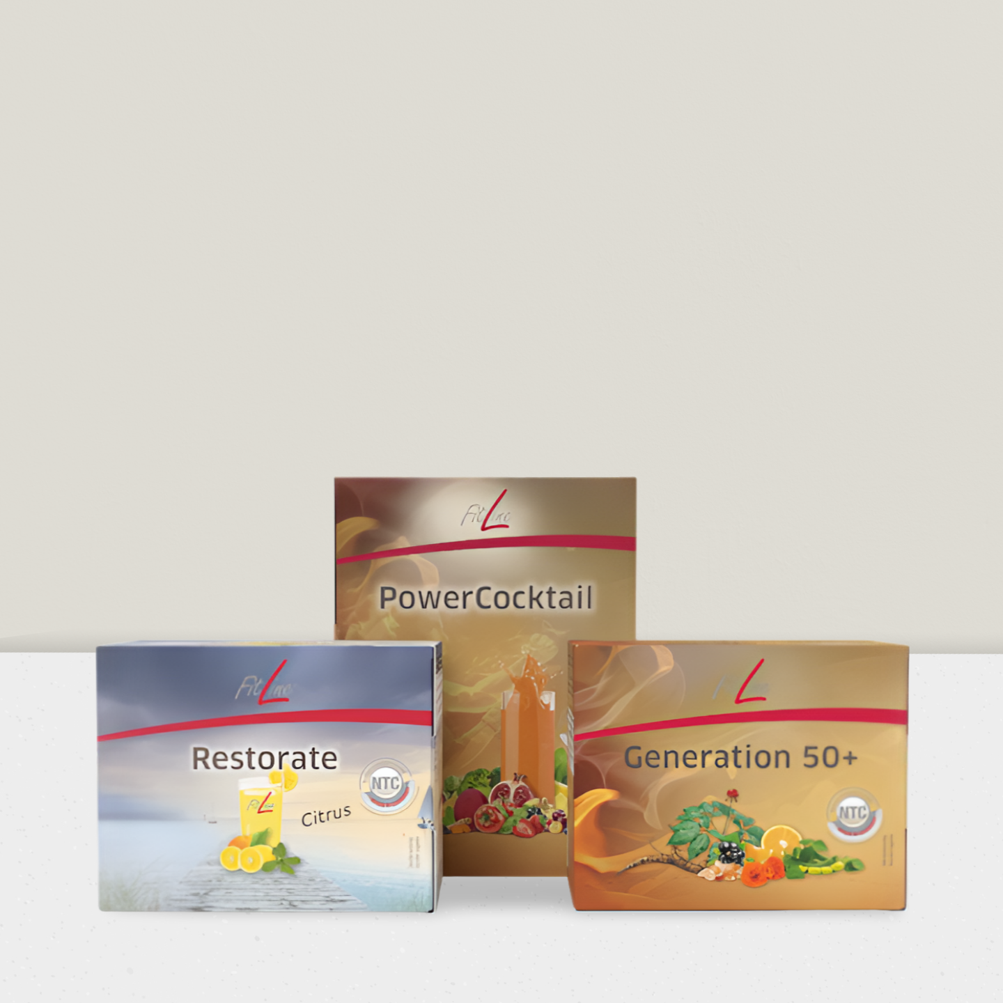 Ein Glas Limonade mit Zitronenscheiben und Minze.