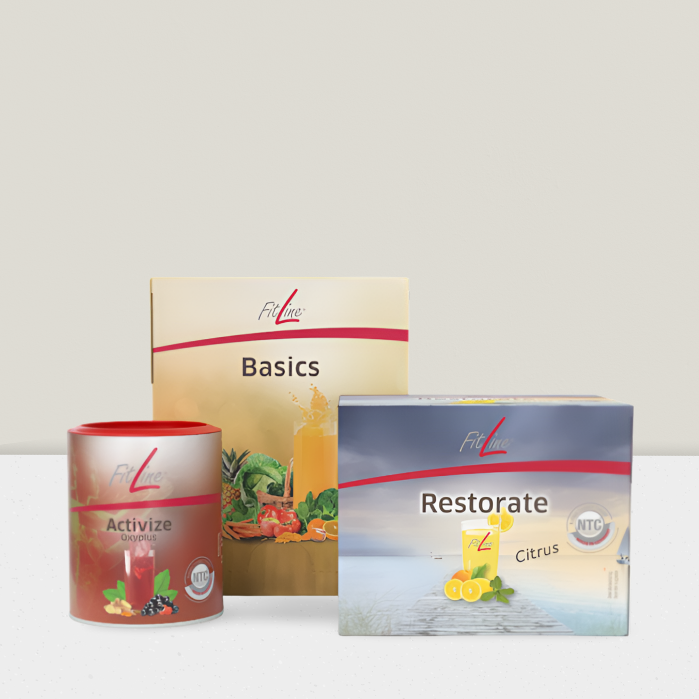 Ein Glas Limonade mit Zitronenscheiben und Minze.