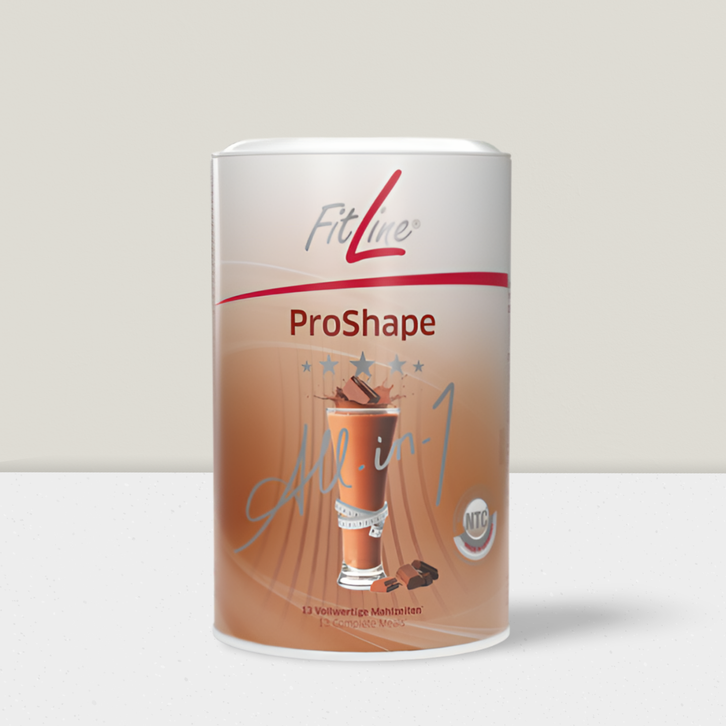 Ein Glas Limonade mit Zitronenscheiben und Minze.