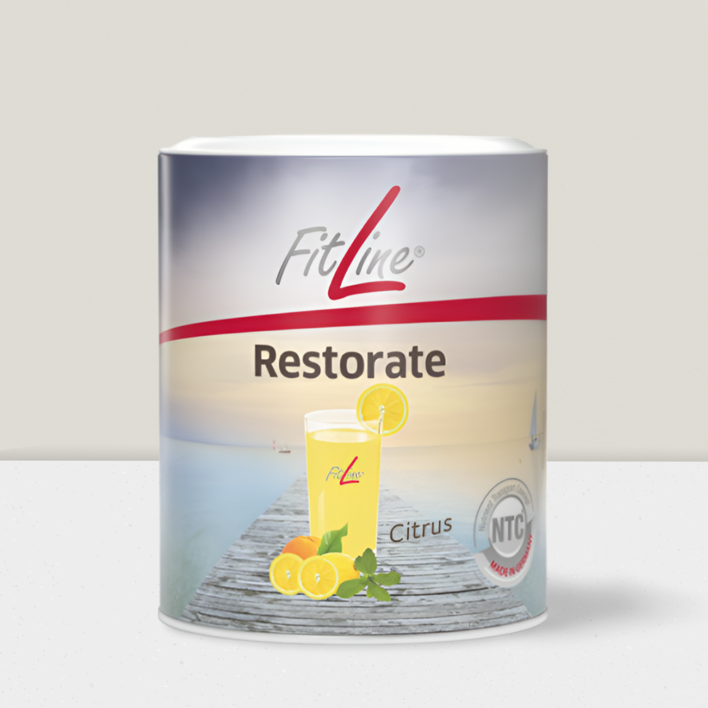 Ein Glas Limonade mit Zitronenscheiben und Minze.